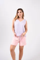 Conjunto de pijama sin mangas, compuesto por un top con cuello en V y ribete en contraste, y un short con cintura elástica. El top es de color lila con estampado floral y el short es de color rosa.