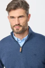 Buzo liso de punto fino en hilo de algodón color azul marino, con cuello alto y cierre frontal parcial con detalle de tirador de cuero.