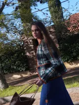 Saco abrigado de tejido texturizado en tonos marrones y negros, con diseño a cuadros, ribetes de lino en los bordes y cierre frontal con lazos.