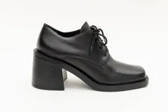 Zapato acordonado de cuero color marrón chocolate, con punta cuadrada y tacón ancho.