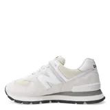 Championes urbanos New Balance modelo 574, color beige con detalles en blanco. Confeccionados en una combinación de gamuza y malla, presentan el logo 'N' característico en los laterales, entresuela con tecnología ENCAP para mayor soporte y suela de goma robusta.