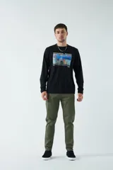 Remera negra de manga larga con estampa de pintura impresionista en el frente y texto 'Impression - Sunrise'.