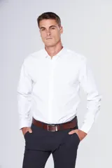 Camisa celeste lisa de vestir, con cuello clásico, manga larga, bolsillo en el pecho y corte regular.