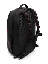 Mochila Under Armour de diseño ergonómico y moderno, fabricada con tecnología UA Storm resistente al agua. Cuenta con correas UA Suspension para distribución de peso, panel trasero acolchado y ventilado, compartimento para laptop de hasta 16 pulgadas, bolsillo para calzado o ropa, y bolsillos laterales para botellas. Diseño expandible con múltiples compartimentos frontales.