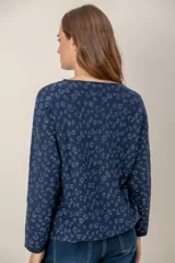 Sweater de punto con diseño de animal print en tonos oscuros, cuello redondo y mangas largas con puños acanalados.