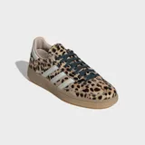 Championes Adidas modelo Handball Spezial, con estampado animal print de leopardo, franjas laterales blancas y suela de goma translúcida.
