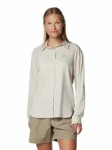 Camisa de senderismo Columbia modelo Silver Ridge Utility, color gris claro, de manga larga, con bolsillos frontales con solapa, botones a presión y tecnología de protección solar y absorción de sudor.