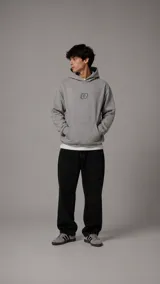 Hoodie gris con capucha y bolsillo frontal tipo canguro. Presenta un pequeño logo bordado en el centro del pecho.