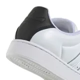 Championes Adidas modelo Superstar II SKTR, de diseño urbano con capellada de cuero blanco, las icónicas tres tiras laterales y la clásica puntera de goma negra. Incluye cordones anchos y detalles metálicos decorativos en el empeine.