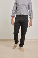 Pantalón de corte recto y estilo clásico, confeccionado en sarga de algodón con elastano. Cuenta con diseño de cinco bolsillos, cierre frontal con botón metálico y costuras reforzadas.