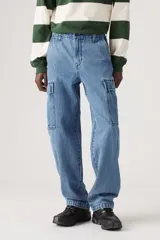 Pantalón de jean celeste, corte recto, con bolsillos cargo laterales y traseros.