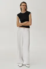 Camiseta blanca de corte slim fit con efecto de doble capa en las mangas cortas y el cuello redondo, en color azul marino.