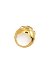 Anillo dorado chunky de acero quirúrgico con recubrimiento PVD y circonia negra. Diseño moderno y llamativo.