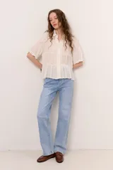 Jeans de corte holgado y tiro medio, color azul claro con efecto deslavado.