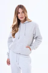 Buzo con capucha y bolsillo frontal tipo canguro, confeccionado en tela de felpa, con cordones ajustables en el cuello.