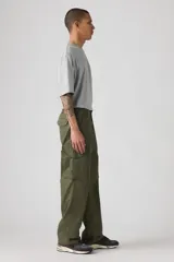 Pantalón cargo holgado color verde militar, con bolsillos laterales y perneras anchas.