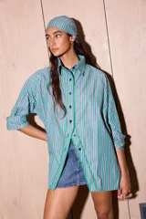 Camisa de popelina de algodón con estampado a rayas en tonos verde, rosado y blanco, de corte holgado, mangas largas y abertura frontal con detalles de bordado en zig-zag.
