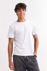 Remera básica de manga corta y cuello redondo, confeccionada en algodón con textura suave.