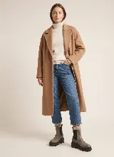 Bota estilo Chelsea de cuero con textura craquelada, cuenta con paneles elásticos laterales y suela de plataforma dentada.