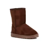 Pantubota de caña media en color marrón, confeccionada en material tipo gamuza con interior forrado y suela de goma antideslizante.