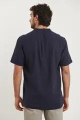 Camisa de manga corta con cuello mao y cierre frontal parcial con botones de coco. Confeccionada en una mezcla de lino y algodón.