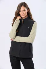 Chaleco polar de alta densidad en color azul marino, con cierre frontal completo, cuello alto y bolsillos laterales con cierre. Presenta un diseño funcional y versátil ideal para usar en capas.