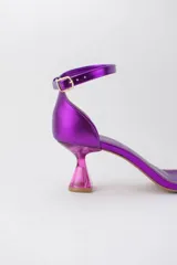 Sandalias negras con punta cuadrada, tira delantera fina y pulsera ajustable al tobillo. Destacan por su taco geométrico transparente de altura media.