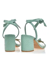 Sandalias de cuero sintético con estampado de piel de serpiente color verde, con taco cuadrado y tira delantera con nudo.