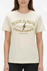 Remera de algodón negra de manga corta y cuello redondo, con estampa frontal que incluye letras rojas y gráficos en tonos dorados.