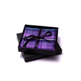 Pañuelo de bolsillo con estampado de cuadros en tonos violeta, azul y blanco, confeccionado en microfibra.
