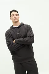 Canguro de felpa color gris oscuro con textura, logo estampado en el pecho, capucha ajustable con cordones y bolsillo canguro.