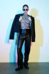 Top de lycra con cuello alto y mangas largas, estampado animal print en tonos blanco y negro.