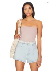 Body strapless color lila, de punto elástico con cierre de botón a presión en el fuelle.