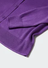 Cardigan de punto fino color violeta, con cuello en V, manga larga y cierre frontal con botones al tono.