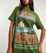 Remera verde militar de algodón con cuello redondo y mangas cortas. Estampado frontal con palmeras, olas y texto "Califa Hour".