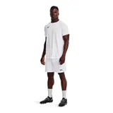 Short deportivo Under Armour modelo Golazo 3.0, color blanco, confeccionado en tejido UA Tech™ ligero, de secado rápido y ultrasuave. Presenta cintura elástica con cordón interno, aberturas laterales en el bajo y logo de la marca estampado en la pierna.
