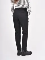 Pantalon de vestir negro de corte recto y tiro medio, con cierre frontal y trabillas para cinturón.