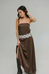 Cinturón marrón de cuero con apliques circulares plateados.