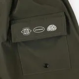 Short de baño verde militar con bolsillos laterales y estampa con el logo de la marca en la pierna izquierda.