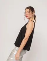 Musculosa blanca de lino con escote redondo y corte a la cadera.