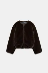 Chaqueta bomber de cuello redondo y manga larga, confeccionada en tejido de pelo sintético color marrón oscuro. Presenta cierre frontal con cremallera, bolsillos laterales y acabados elásticos en el ruedo y puños.