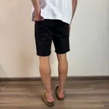 Bermuda de jean corte skinny en color negro, con diseño clásico de cinco bolsillos y largo por encima de la rodilla.