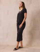 Conjunto de pijama marca René Rofé, compuesto por remera de manga corta con escote redondo y puntilla, y pantalón capri con cintura elastizada.