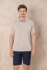 Remera de hombre color beige, de corte clásico y cuello polo con tres botones.