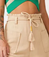 Short clochard rojo de viscolino, con cintura alta paperbag, cinturón de cuerda con borlas, bolsillos laterales grandes y ruedo con vuelta.
