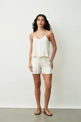 Short blanco de tiro medio, con cintura elástica y cordón ajustable delantero.