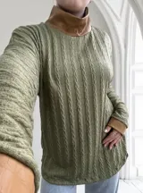 Polera verde oliva de tejido trenzado con cuello alto y puños de cuero marrón.