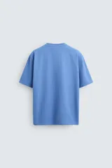 Camiseta de corte regular confeccionada en tejido de algodón compacto, con cuello redondo y manga corta.