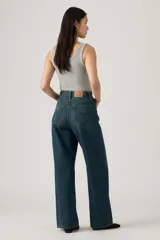 Jean de corte baggy, tiro medio y pierna ancha, color azul con efecto desgastado. Confeccionado en 100% algodón sin elasticidad.