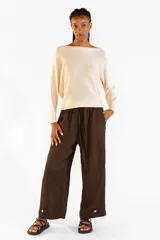 Sweater de punto con escote bote y mangas murciélago de diseño holgado en color crema.